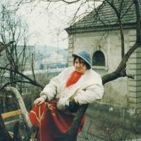 Johana Kohnová při natáčení vzpomínkového filmu o Janě Černé, natočeného mojí první manželkou Naďou Seelichovou pod názvem Seděla ve skleníku a házela kameny. Ve filmu jsem získal jednu roli i já. Johana Kohnová při natáčení vzpomínkového filmu o Janě Černé, natočeného mojí první manželkou Naďou Seelichovou pod názvem Seděla ve skleníku a házela kameny. Ve filmu jsem získal jednu roli i já.